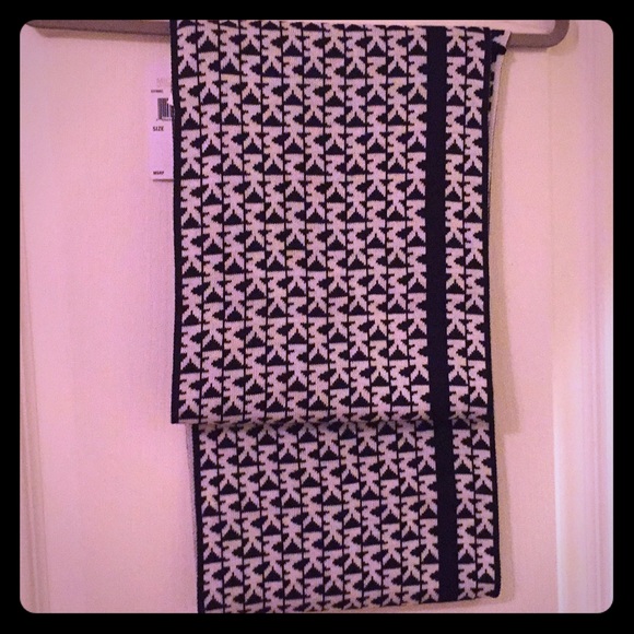 ONLY 1! MICHAEL Michael Kors Logo Infinity Scarf - Picture 3 of 6